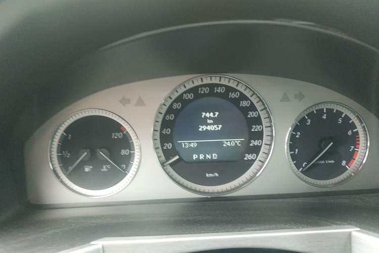 Used Mercedes-Benz GLK-Class 2010 GLK 300 4MATIC Fashion Model Odometer Close Up