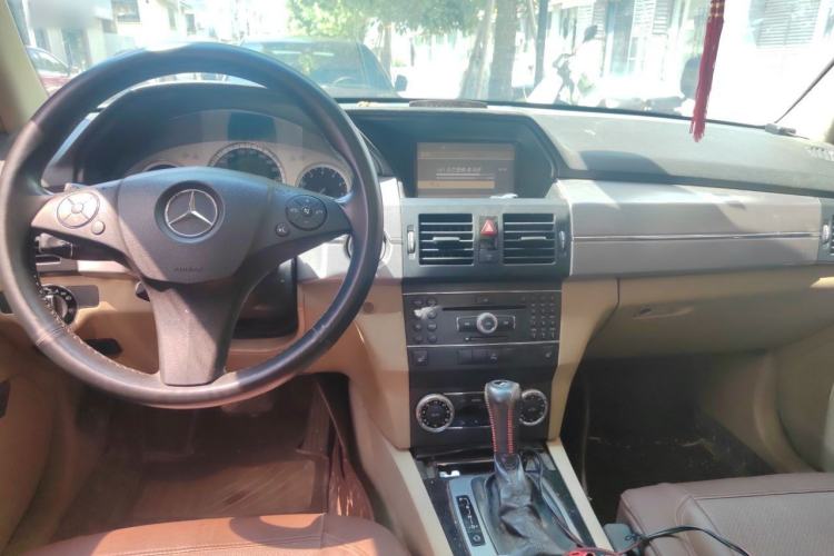 Used Mercedes-Benz GLK-Class 2010 GLK 300 4MATIC Fashion Model Center Console