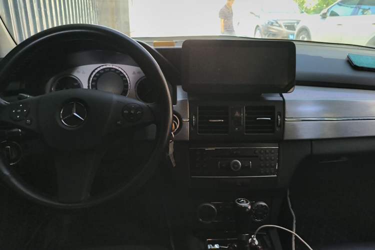 Used Mercedes-Benz GLK-Class 2010 GLK 300 4MATIC Fashion Model Center Console