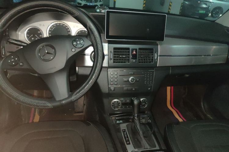 Used Mercedes-Benz GLK-Class 2010 GLK 300 4MATIC Fashion Model Center Console