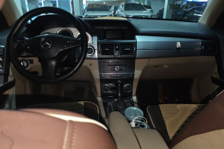 Used Mercedes-Benz GLK-Class 2010 GLK 300 4MATIC Fashion Model Center Console