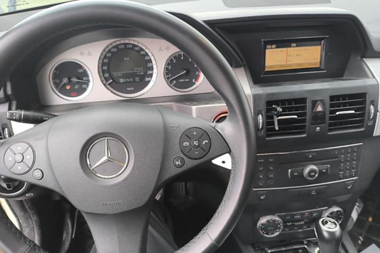 Used Mercedes-Benz GLK-Class 2010 GLK 300 4MATIC Fashion Model Center Console