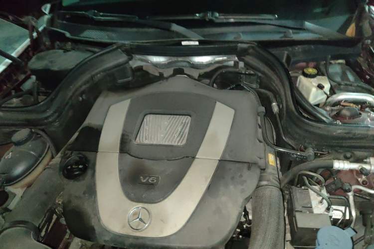 Used Mercedes-Benz GLK-Class 2010 GLK 300 4MATIC Fashion Model Engine Bay