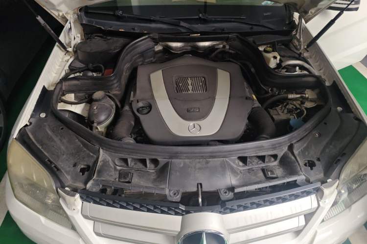 Used Mercedes-Benz GLK-Class 2010 GLK 300 4MATIC Fashion Model Engine Bay