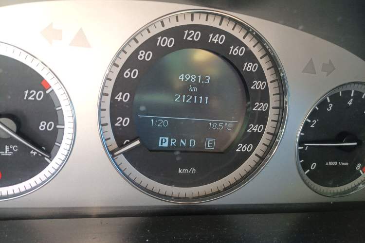 Used Mercedes-Benz GLK-Class 2010 GLK 300 4MATIC Fashion Model Odometer Close Up