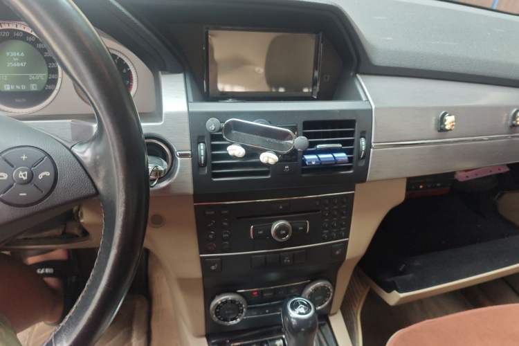 Used Mercedes-Benz GLK-Class 2011 GLK 300 4MATIC Luxury Model Audio And AC Panel