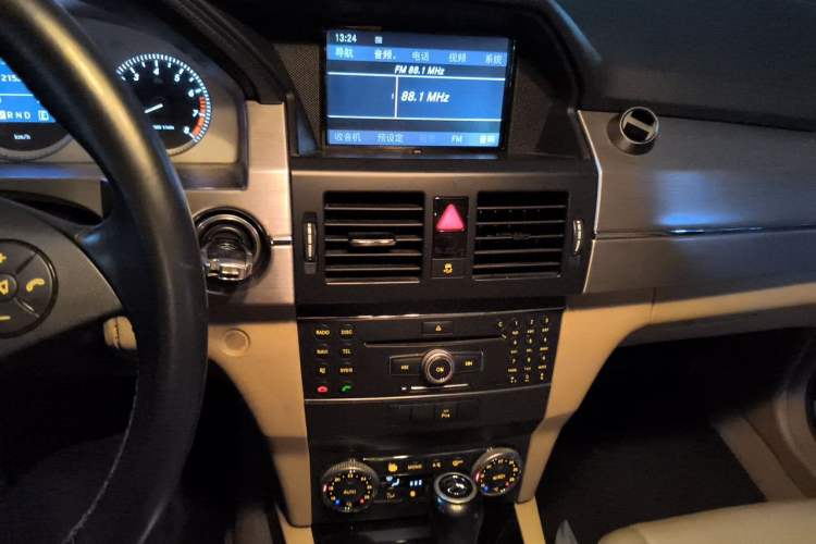 Used Mercedes-Benz GLK-Class 2011 GLK 300 4MATIC Fashion Model Audio And AC Panel