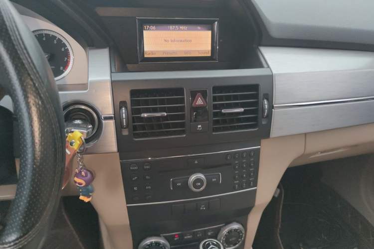 Used Mercedes-Benz GLK-Class 2011 GLK 300 4MATIC Dynamic Model Audio And AC Panel