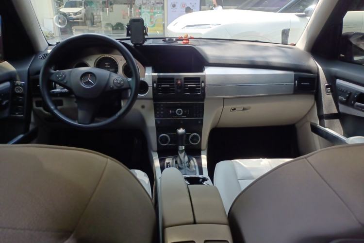 Used Mercedes-Benz GLK-Class 2011 GLK 300 4MATIC Fashion Model Center Console