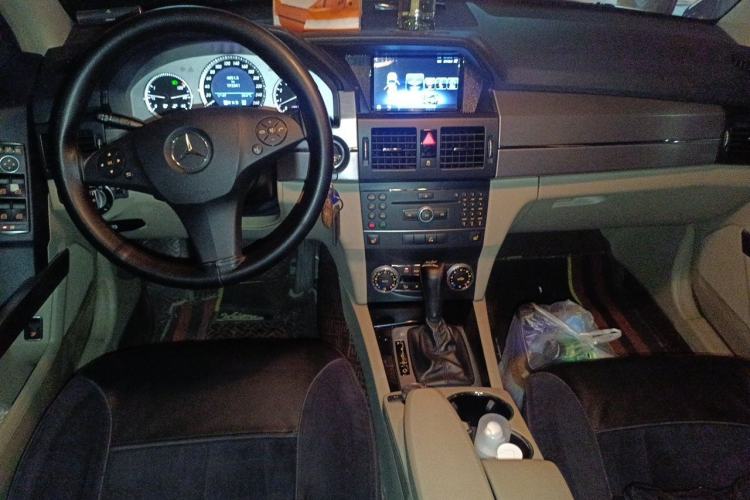 Used Mercedes-Benz GLK-Class 2011 GLK 300 4MATIC Dynamic Model Center Console