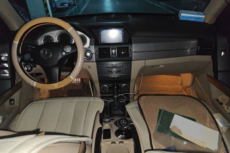 Used Mercedes-Benz GLK-Class 2011 GLK 300 4MATIC Luxury Model Center Console