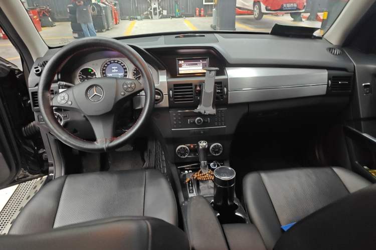 Used Mercedes-Benz GLK-Class 2011 GLK 300 4MATIC Fashion Model Center Console
