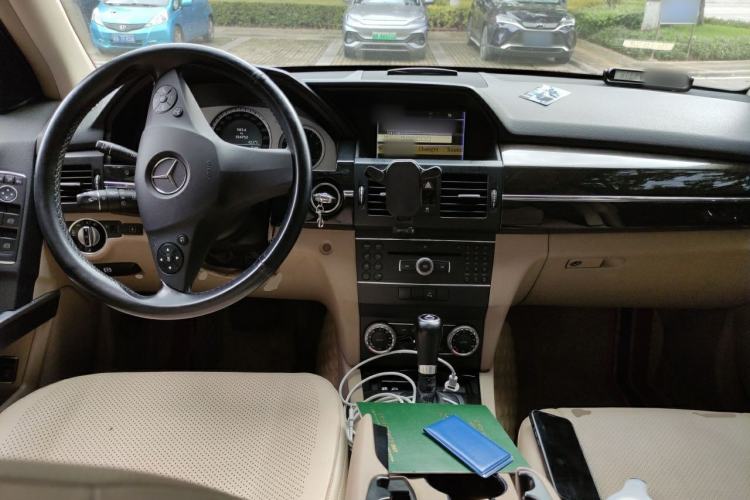 Used Mercedes-Benz GLK-Class 2011 GLK 300 4MATIC Fashion Model Center Console