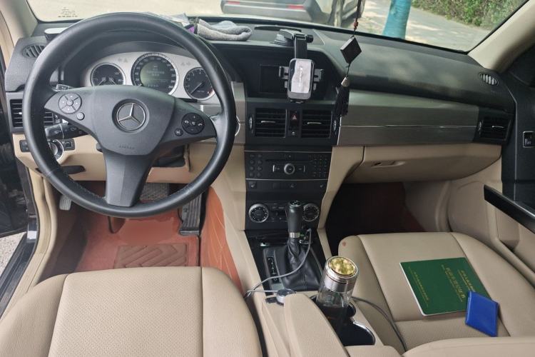 Used Mercedes-Benz GLK-Class 2011 GLK 300 4MATIC Dynamic Model Center Console