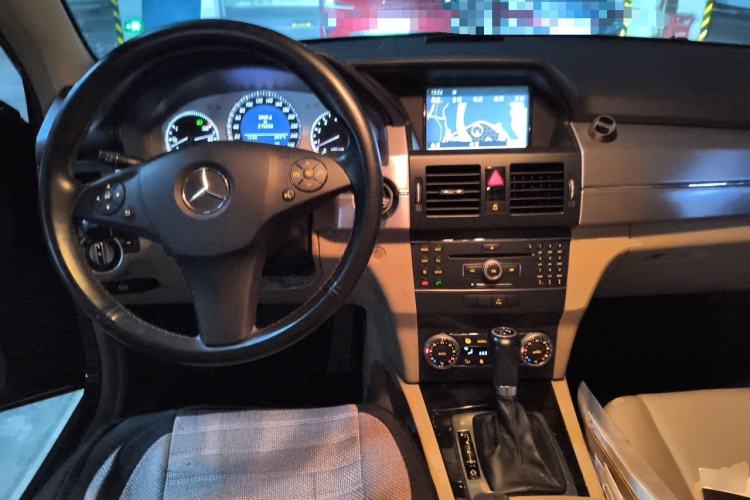 Used Mercedes-Benz GLK-Class 2011 GLK 300 4MATIC Fashion Model Center Console