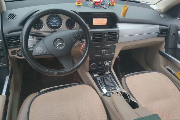 Used Mercedes-Benz GLK-Class 2011 GLK 300 4MATIC Dynamic Model Center Console