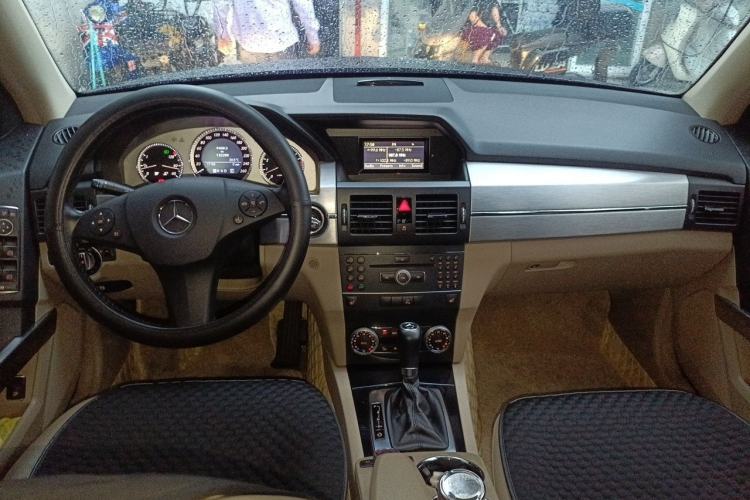 Used Mercedes-Benz GLK-Class 2011 GLK 300 4MATIC Dynamic Model Center Console