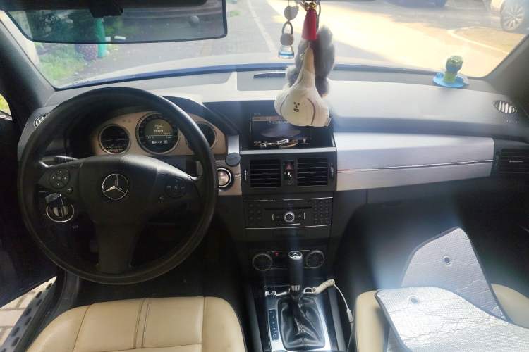 Used Mercedes-Benz GLK-Class 2011 GLK 350 4MATIC Center Console