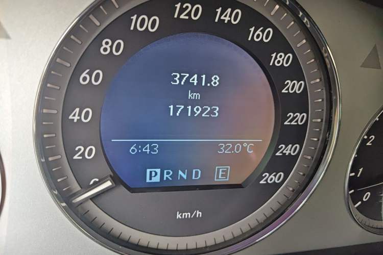 Used Mercedes-Benz GLK-Class 2011 GLK 300 4MATIC Fashion Model Odometer Close Up
