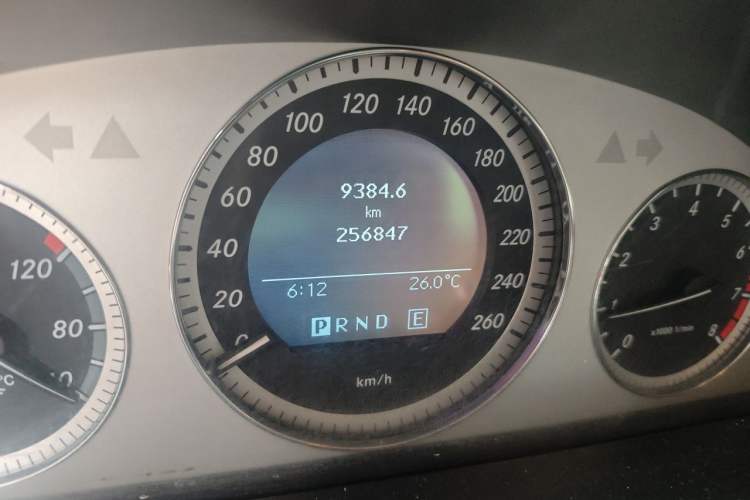 Used Mercedes-Benz GLK-Class 2011 GLK 300 4MATIC Luxury Model Odometer Close Up