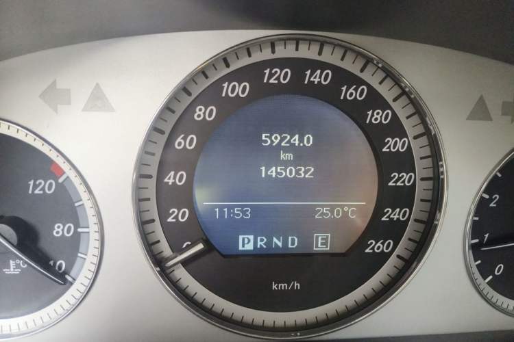 Used Mercedes-Benz GLK-Class 2011 GLK 300 4MATIC Luxury Model Odometer Close Up