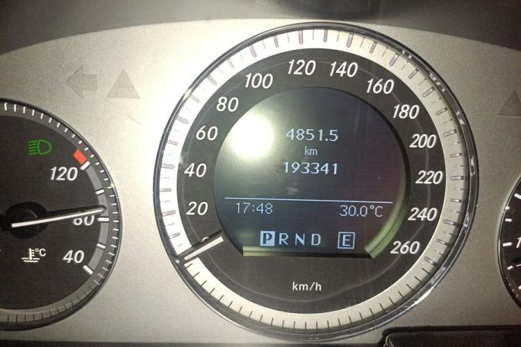 Used Mercedes-Benz GLK-Class 2011 GLK 300 4MATIC Dynamic Model Odometer Close Up
