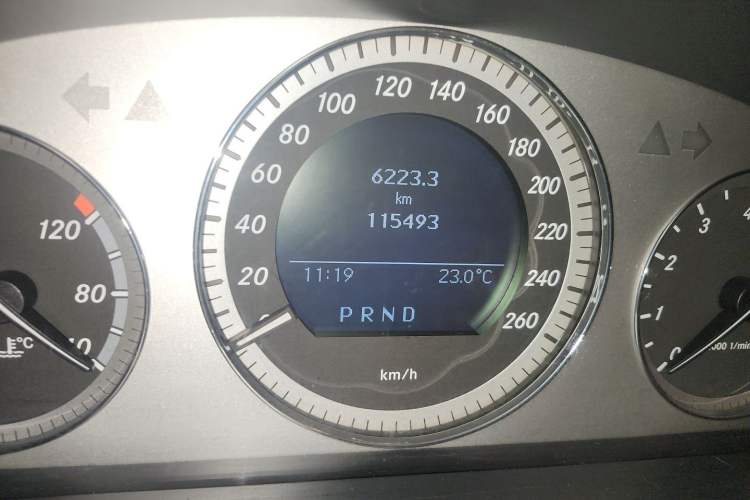 Used Mercedes-Benz GLK-Class 2011 GLK 300 4MATIC Fashion Model Odometer Close Up