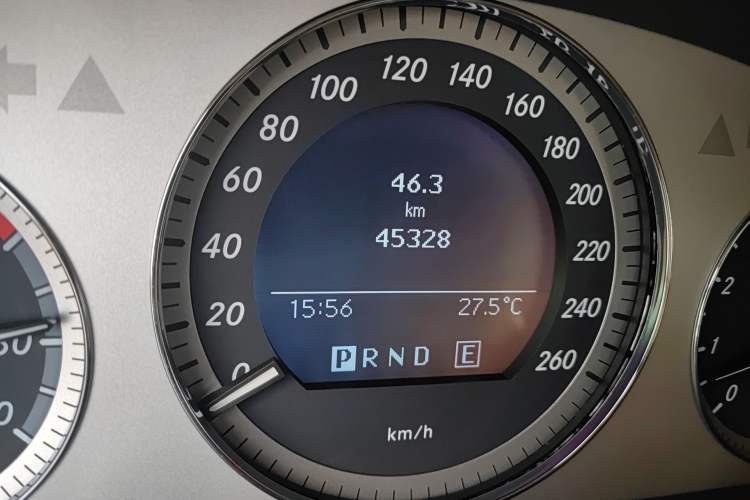 Used Mercedes-Benz GLK-Class 2011 GLK 300 4MATIC Fashion Model Odometer Close Up