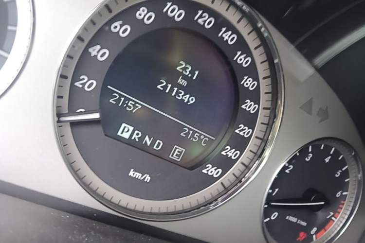 Used Mercedes-Benz GLK-Class 2011 GLK 300 4MATIC Fashion Model Odometer Close Up