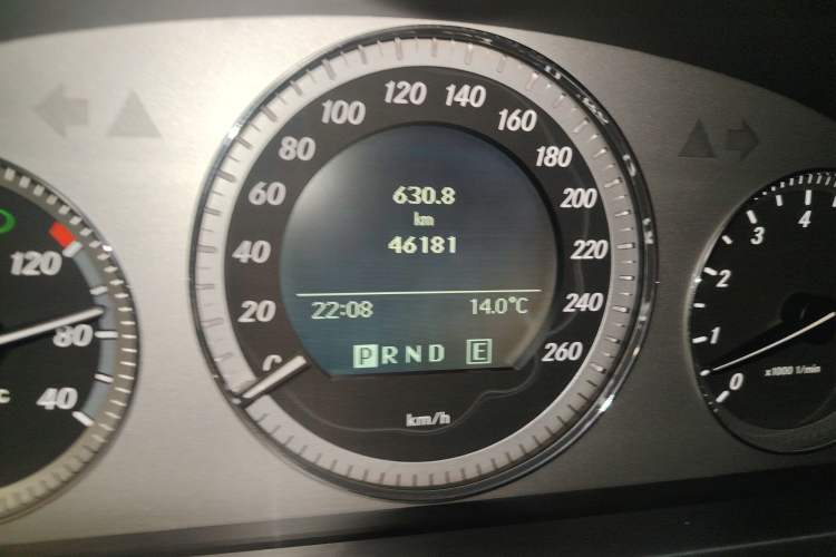 Used Mercedes-Benz GLK-Class 2011 GLK 300 4MATIC Dynamic Model Odometer Close Up