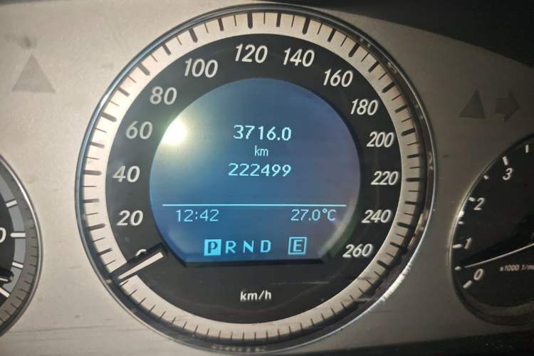 Used Mercedes-Benz GLK-Class 2011 GLK 300 4MATIC Fashion Model Odometer Close Up