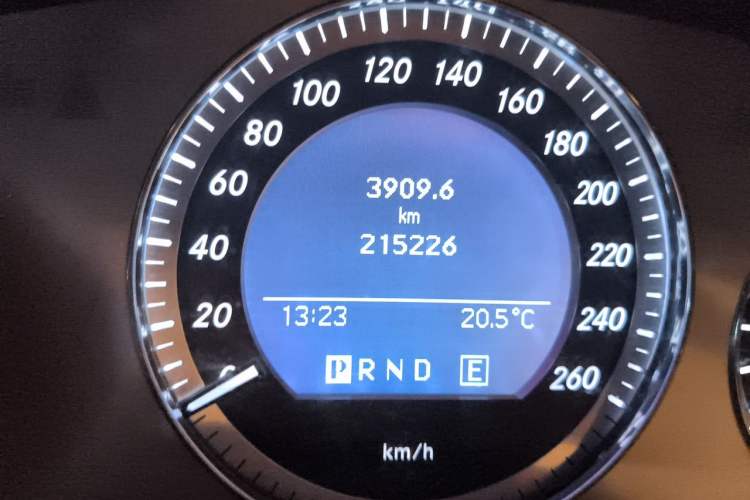 Used Mercedes-Benz GLK-Class 2011 GLK 300 4MATIC Fashion Model Odometer Close Up