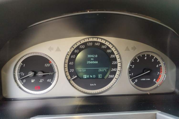 Used Mercedes-Benz GLK-Class 2011 GLK 300 4MATIC Luxury Model Odometer Close Up