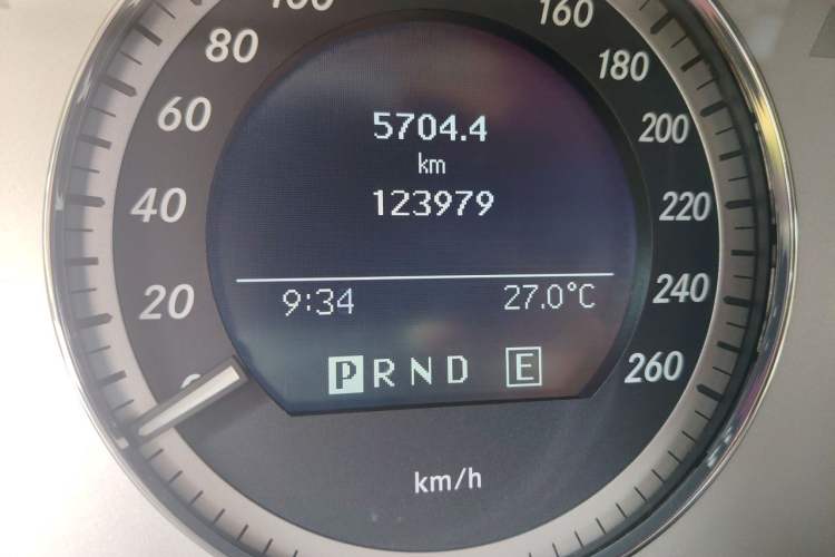 Used Mercedes-Benz GLK-Class 2011 GLK 300 4MATIC Dynamic Model Odometer Close Up