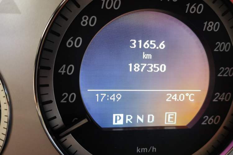 Used Mercedes-Benz GLK-Class 2011 GLK 300 4MATIC Dynamic Model Odometer Close Up