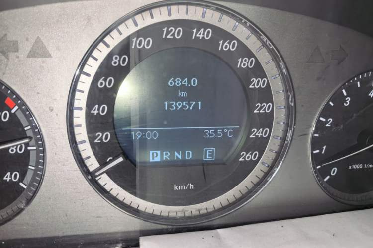 Used Mercedes-Benz GLK-Class 2011 GLK 300 4MATIC Dynamic Model Odometer Close Up