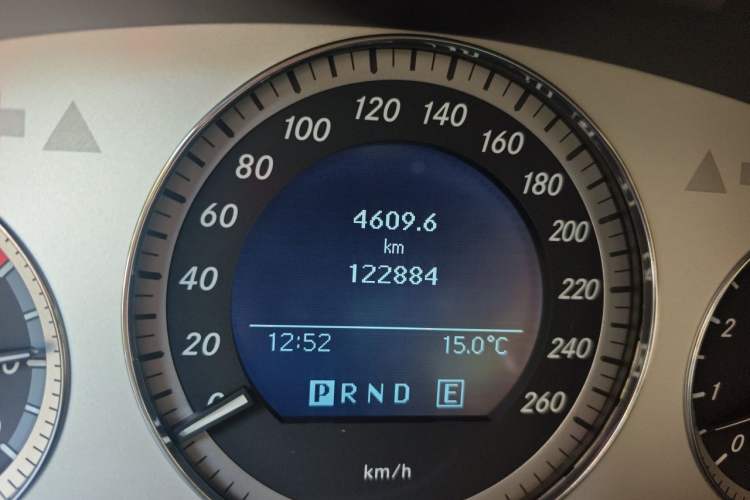Used Mercedes-Benz GLK-Class 2011 GLK 300 4MATIC Dynamic Model Odometer Close Up