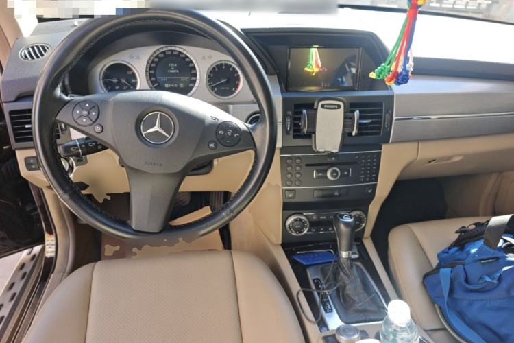 Used Mercedes-Benz GLK-Class 2011 GLK 300 4MATIC Fashion Model Center Console