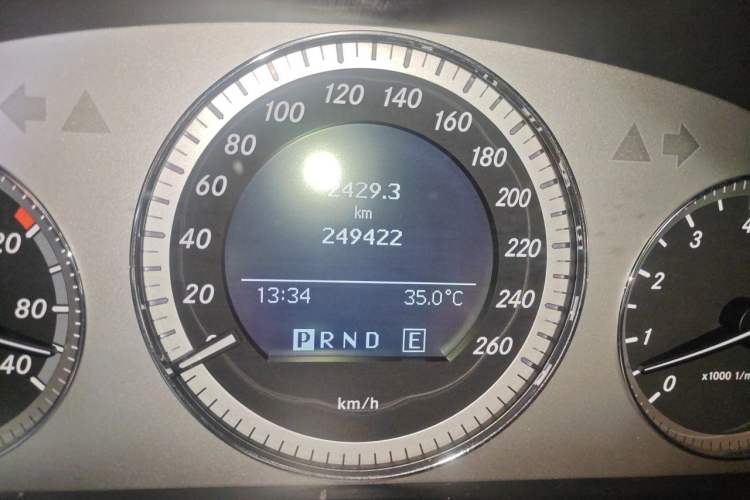 Used Mercedes-Benz GLK-Class 2011 GLK 300 4MATIC Dynamic Model Odometer Close Up