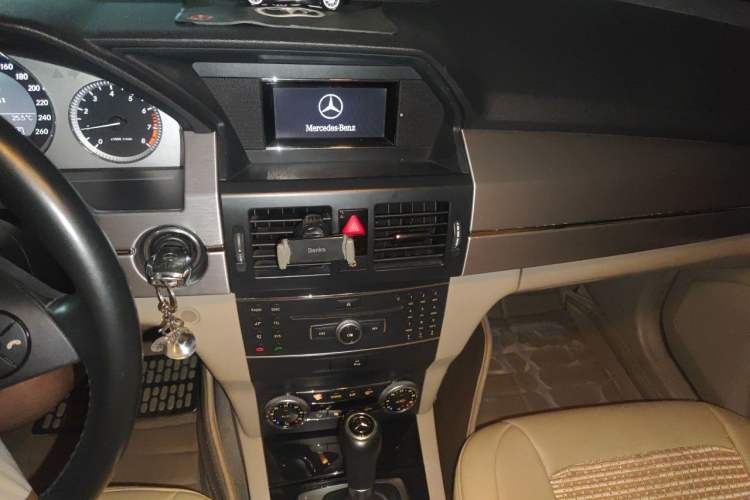 Used Mercedes-Benz GLK-Class 2011 GLK 300 4MATIC Luxury Model Audio And AC Panel