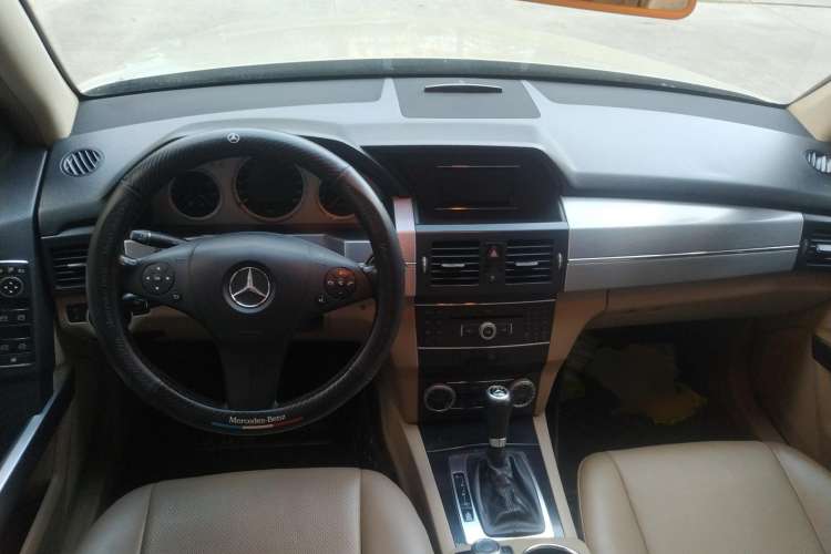 Used Mercedes-Benz GLK-Class 2011 GLK 300 4MATIC Dynamic Model Center Console