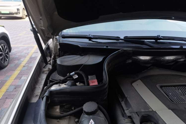 Used Mercedes-Benz GLK-Class 2011 GLK 300 4MATIC Fashion Model Engine Bay Right