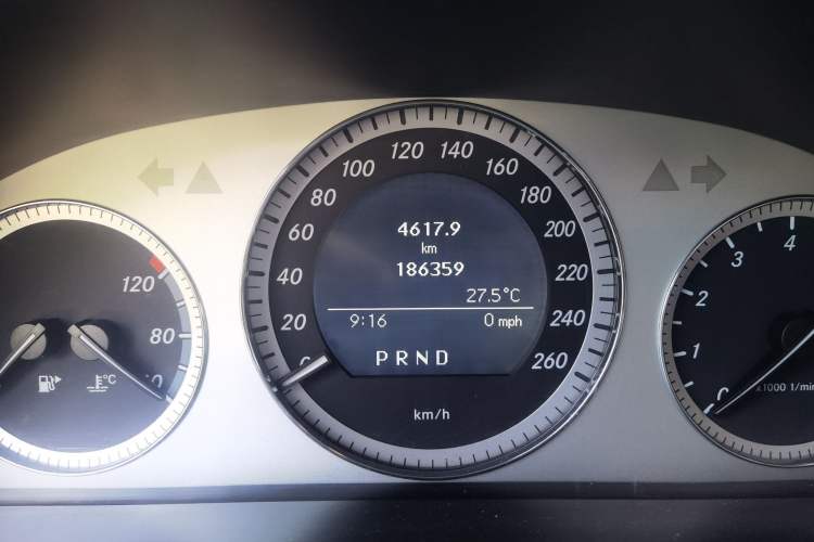 Used Mercedes-Benz GLK-Class 2011 GLK 300 4MATIC Fashion Model Odometer Close Up