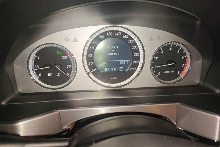 Used Mercedes-Benz GLK-Class 2011 GLK 300 4MATIC Luxury Model Odometer Close Up