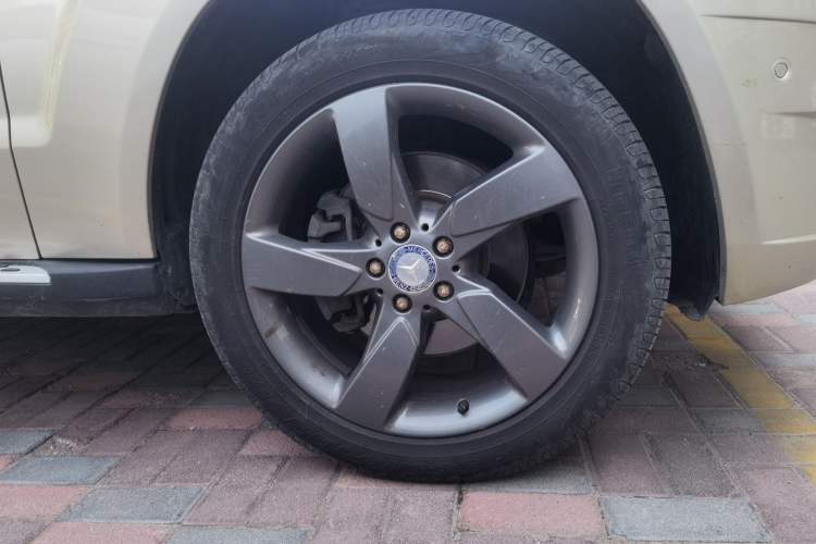 Used Mercedes-Benz GLK-Class 2011 GLK 300 4MATIC Fashion Model Right Front Wheel Hub