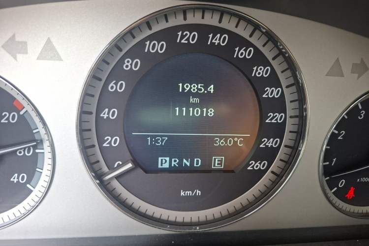 Used Mercedes-Benz GLK-Class 2011 GLK 300 4MATIC Luxury Model Odometer Close Up