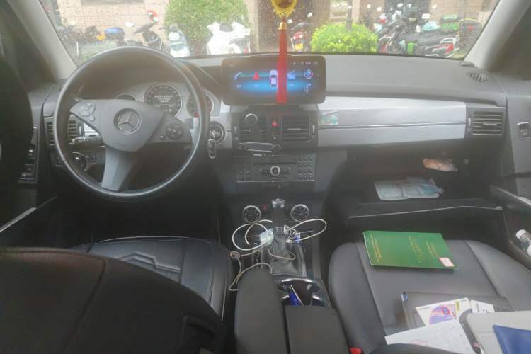 Used Mercedes-Benz GLK-Class 2011 GLK 300 4MATIC Dynamic Model Center Console