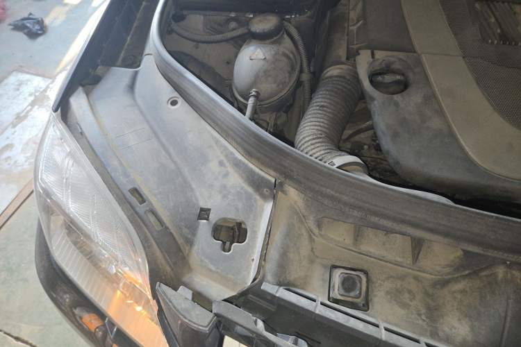 Used Mercedes-Benz GLK-Class 2011 GLK 300 4MATIC Dynamic Model Engine Bay Right