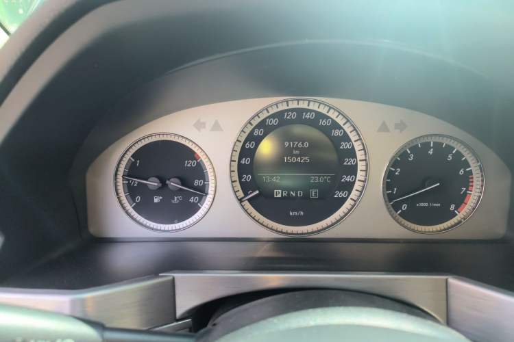 Used Mercedes-Benz GLK-Class 2011 GLK 350 4MATIC Odometer Close Up