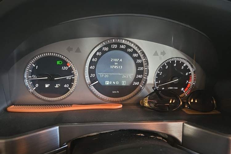 Used Mercedes-Benz GLK-Class 2011 GLK 300 4MATIC Dynamic Model Odometer Close Up